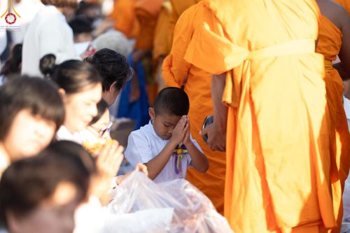 ภาพ No.185797:พิธีตักบาตรพระ 10,000 รูป ครั้งที่ 3 เนื่องในโอกาส 193 ปี จังหวัดกาญจนบุรี อุทิศส่วนกุศลให้แด่บรรพชน และเพื่อช่วยเหลือผู้ประสบภัยพิบัติต่างๆ วันเสาร์ที่ 21 ธันวาคม พ.ศ. 2567