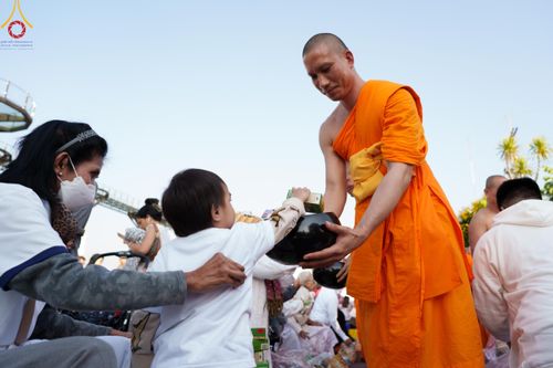 ภาพ No.185801:พิธีตักบาตรพระ 10,000 รูป ครั้งที่ 3 เนื่องในโอกาส 193 ปี จังหวัดกาญจนบุรี อุทิศส่วนกุศลให้แด่บรรพชน และเพื่อช่วยเหลือผู้ประสบภัยพิบัติต่างๆ วันเสาร์ที่ 21 ธันวาคม พ.ศ. 2567