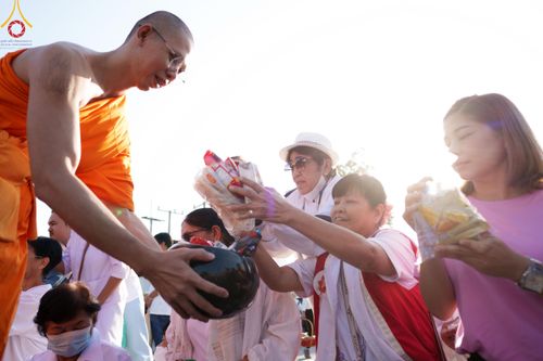 ภาพ No.185802:พิธีตักบาตรพระ 10,000 รูป ครั้งที่ 3 เนื่องในโอกาส 193 ปี จังหวัดกาญจนบุรี อุทิศส่วนกุศลให้แด่บรรพชน และเพื่อช่วยเหลือผู้ประสบภัยพิบัติต่างๆ วันเสาร์ที่ 21 ธันวาคม พ.ศ. 2567