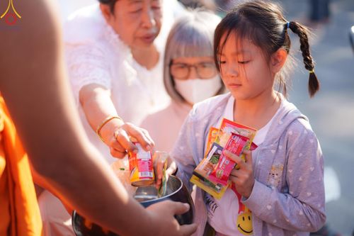 ภาพ No.185803:พิธีตักบาตรพระ 10,000 รูป ครั้งที่ 3 เนื่องในโอกาส 193 ปี จังหวัดกาญจนบุรี อุทิศส่วนกุศลให้แด่บรรพชน และเพื่อช่วยเหลือผู้ประสบภัยพิบัติต่างๆ วันเสาร์ที่ 21 ธันวาคม พ.ศ. 2567