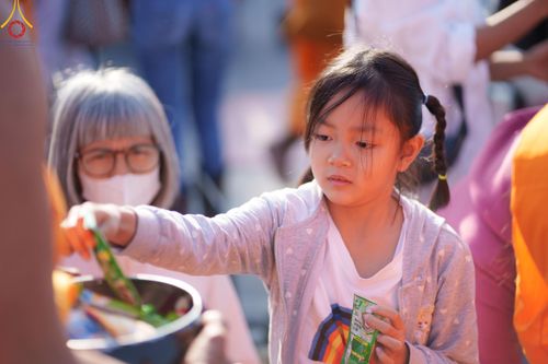 ภาพ No.185804:พิธีตักบาตรพระ 10,000 รูป ครั้งที่ 3 เนื่องในโอกาส 193 ปี จังหวัดกาญจนบุรี อุทิศส่วนกุศลให้แด่บรรพชน และเพื่อช่วยเหลือผู้ประสบภัยพิบัติต่างๆ วันเสาร์ที่ 21 ธันวาคม พ.ศ. 2567