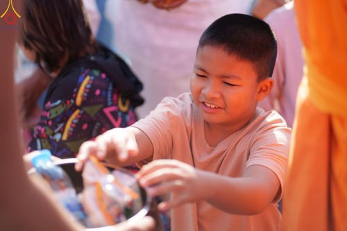 ภาพ No.185805:พิธีตักบาตรพระ 10,000 รูป ครั้งที่ 3 เนื่องในโอกาส 193 ปี จังหวัดกาญจนบุรี อุทิศส่วนกุศลให้แด่บรรพชน และเพื่อช่วยเหลือผู้ประสบภัยพิบัติต่างๆ วันเสาร์ที่ 21 ธันวาคม พ.ศ. 2567