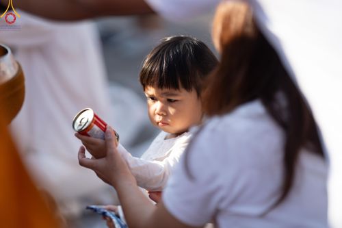 ภาพ No.185806:พิธีตักบาตรพระ 10,000 รูป ครั้งที่ 3 เนื่องในโอกาส 193 ปี จังหวัดกาญจนบุรี อุทิศส่วนกุศลให้แด่บรรพชน และเพื่อช่วยเหลือผู้ประสบภัยพิบัติต่างๆ วันเสาร์ที่ 21 ธันวาคม พ.ศ. 2567