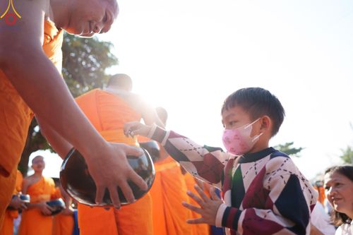 ภาพ No.185808:พิธีตักบาตรพระ 10,000 รูป ครั้งที่ 3 เนื่องในโอกาส 193 ปี จังหวัดกาญจนบุรี อุทิศส่วนกุศลให้แด่บรรพชน และเพื่อช่วยเหลือผู้ประสบภัยพิบัติต่างๆ วันเสาร์ที่ 21 ธันวาคม พ.ศ. 2567