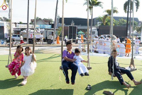 ภาพ No.185810:พิธีตักบาตรพระ 10,000 รูป ครั้งที่ 3 เนื่องในโอกาส 193 ปี จังหวัดกาญจนบุรี อุทิศส่วนกุศลให้แด่บรรพชน และเพื่อช่วยเหลือผู้ประสบภัยพิบัติต่างๆ วันเสาร์ที่ 21 ธันวาคม พ.ศ. 2567