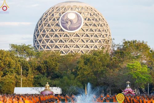 ภาพ No.187062:พระธรรมยาตราปฏิบัติธรรม และถ่ายภาพหมู่ประวัติศาสตร์ ปีที่ 13 ณ ลานทิศตะวันออก มหาวิหารพระมงคลเทพมุนี วัดพระธรรมกาย จ.ปทุมธานี วันเสาร์ที่ 28 ธันวาคม พ.ศ. 2567