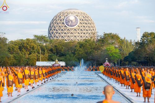 ภาพ No.187064:พระธรรมยาตราปฏิบัติธรรม และถ่ายภาพหมู่ประวัติศาสตร์ ปีที่ 13 ณ ลานทิศตะวันออก มหาวิหารพระมงคลเทพมุนี วัดพระธรรมกาย จ.ปทุมธานี วันเสาร์ที่ 28 ธันวาคม พ.ศ. 2567