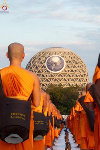 ภาพ No.187068:พระธรรมยาตราปฏิบัติธรรม และถ่ายภาพหมู่ประวัติศาสตร์ ปีที่ 13 ณ ลานทิศตะวันออก มหาวิหารพระมงคลเทพมุนี วัดพระธรรมกาย จ.ปทุมธานี วันเสาร์ที่ 28 ธันวาคม พ.ศ. 2567