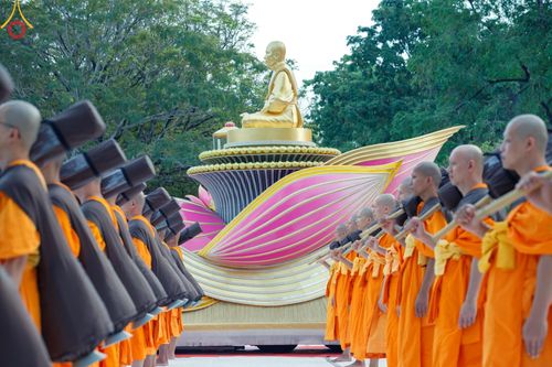 ภาพ No.187078:พระธรรมยาตราปฏิบัติธรรม และถ่ายภาพหมู่ประวัติศาสตร์ ปีที่ 13 ณ ลานทิศตะวันออก มหาวิหารพระมงคลเทพมุนี วัดพระธรรมกาย จ.ปทุมธานี วันเสาร์ที่ 28 ธันวาคม พ.ศ. 2567