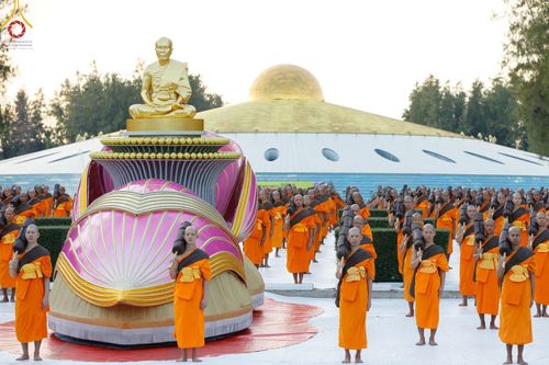 ภาพ No.187080:พระธรรมยาตราปฏิบัติธรรม และถ่ายภาพหมู่ประวัติศาสตร์ ปีที่ 13 ณ ลานทิศตะวันออก มหาวิหารพระมงคลเทพมุนี วัดพระธรรมกาย จ.ปทุมธานี วันเสาร์ที่ 28 ธันวาคม พ.ศ. 2567