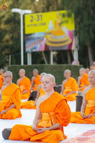 ภาพ No.187091:พระธรรมยาตราปฏิบัติธรรม และถ่ายภาพหมู่ประวัติศาสตร์ ปีที่ 13 ณ ลานทิศตะวันออก มหาวิหารพระมงคลเทพมุนี วัดพระธรรมกาย จ.ปทุมธานี วันเสาร์ที่ 28 ธันวาคม พ.ศ. 2567