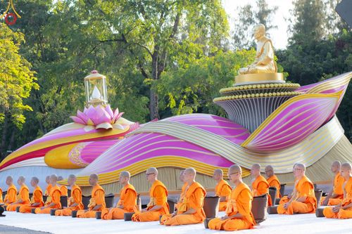 ภาพ No.187096:พระธรรมยาตราปฏิบัติธรรม และถ่ายภาพหมู่ประวัติศาสตร์ ปีที่ 13 ณ ลานทิศตะวันออก มหาวิหารพระมงคลเทพมุนี วัดพระธรรมกาย จ.ปทุมธานี วันเสาร์ที่ 28 ธันวาคม พ.ศ. 2567