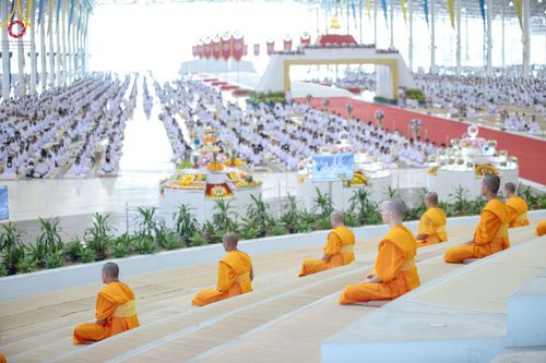 ภาพ No.188048:พิธีบูชาข้าวพระ วันขึ้นปีใหม่ 2568 ณ วัดพระธรรมกาย จ.ปทุมธานี วันที่ 1 มกราคม พ.ศ. 2568