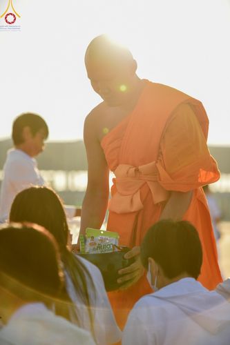 ภาพ No.188116:พิธีตักบาตรฉลองพระใหม่ ต้อนรับพุทธศักราช 2568 ณ ลานธรรมพระมหาธรรมกายเจดีย์ วัดพระธรรมกาย จ.ปทุมธานี วันที่ 1 มกราคม พ.ศ. 2568