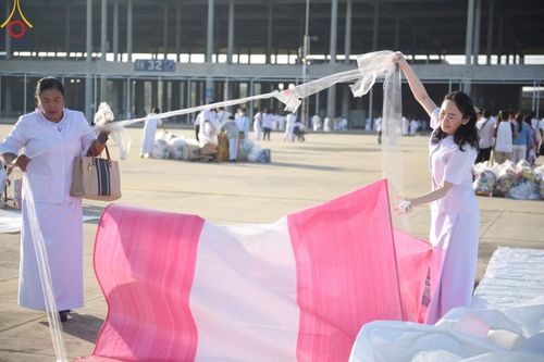 ภาพ No.188119:พิธีตักบาตรฉลองพระใหม่ ต้อนรับพุทธศักราช 2568 ณ ลานธรรมพระมหาธรรมกายเจดีย์ วัดพระธรรมกาย จ.ปทุมธานี วันที่ 1 มกราคม พ.ศ. 2568