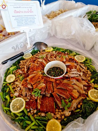 ภาพ No.188206:พิธีถวายภัตตาหารเป็นสังฆทาน แด่พระธรรมยาตรา ในโครงการธรรมยาตรา กตัญญูบูชา มหาปูชนียาจารย์ พระมงคลเทพมุนี(สด จนฺทสโร) พระผู้ปราบมาร อนุสรณ์สถาน 7 แห่ง ปีที่ 13 ณ สภาธรรมกายสากล วัดพระธรรมกาย วันที่ 2 มกราคม พ.ศ. 2568