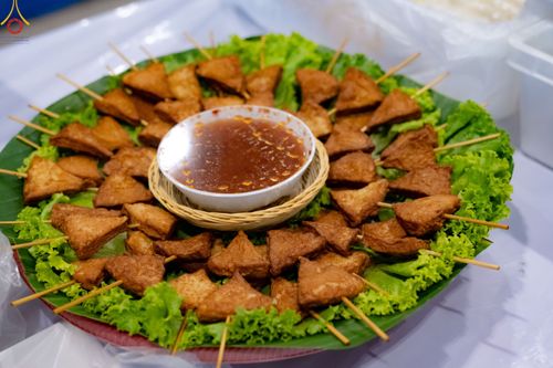 ภาพ No.188213:พิธีถวายภัตตาหารเป็นสังฆทาน แด่พระธรรมยาตรา ในโครงการธรรมยาตรา กตัญญูบูชา มหาปูชนียาจารย์ พระมงคลเทพมุนี(สด จนฺทสโร) พระผู้ปราบมาร อนุสรณ์สถาน 7 แห่ง ปีที่ 13 ณ สภาธรรมกายสากล วัดพระธรรมกาย วันที่ 2 มกราคม พ.ศ. 2568