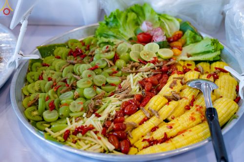 ภาพ No.188220:พิธีถวายภัตตาหารเป็นสังฆทาน แด่พระธรรมยาตรา ในโครงการธรรมยาตรา กตัญญูบูชา มหาปูชนียาจารย์ พระมงคลเทพมุนี(สด จนฺทสโร) พระผู้ปราบมาร อนุสรณ์สถาน 7 แห่ง ปีที่ 13 ณ สภาธรรมกายสากล วัดพระธรรมกาย วันที่ 2 มกราคม พ.ศ. 2568