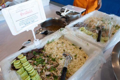 ภาพ No.188234:พิธีถวายภัตตาหารเป็นสังฆทาน แด่พระธรรมยาตรา ในโครงการธรรมยาตรา กตัญญูบูชา มหาปูชนียาจารย์ พระมงคลเทพมุนี(สด จนฺทสโร) พระผู้ปราบมาร อนุสรณ์สถาน 7 แห่ง ปีที่ 13 ณ สภาธรรมกายสากล วัดพระธรรมกาย วันที่ 2 มกราคม พ.ศ. 2568