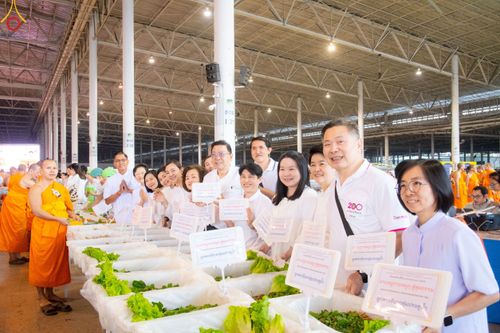 ภาพ No.188238:พิธีถวายภัตตาหารเป็นสังฆทาน แด่พระธรรมยาตรา ในโครงการธรรมยาตรา กตัญญูบูชา มหาปูชนียาจารย์ พระมงคลเทพมุนี(สด จนฺทสโร) พระผู้ปราบมาร อนุสรณ์สถาน 7 แห่ง ปีที่ 13 ณ สภาธรรมกายสากล วัดพระธรรมกาย วันที่ 2 มกราคม พ.ศ. 2568