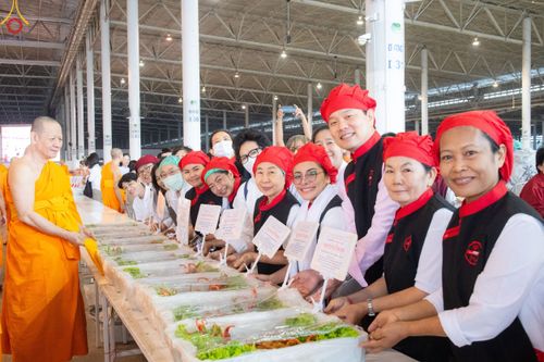 ภาพ No.188239:พิธีถวายภัตตาหารเป็นสังฆทาน แด่พระธรรมยาตรา ในโครงการธรรมยาตรา กตัญญูบูชา มหาปูชนียาจารย์ พระมงคลเทพมุนี(สด จนฺทสโร) พระผู้ปราบมาร อนุสรณ์สถาน 7 แห่ง ปีที่ 13 ณ สภาธรรมกายสากล วัดพระธรรมกาย วันที่ 2 มกราคม พ.ศ. 2568