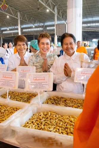 ภาพ No.188240:พิธีถวายภัตตาหารเป็นสังฆทาน แด่พระธรรมยาตรา ในโครงการธรรมยาตรา กตัญญูบูชา มหาปูชนียาจารย์ พระมงคลเทพมุนี(สด จนฺทสโร) พระผู้ปราบมาร อนุสรณ์สถาน 7 แห่ง ปีที่ 13 ณ สภาธรรมกายสากล วัดพระธรรมกาย วันที่ 2 มกราคม พ.ศ. 2568