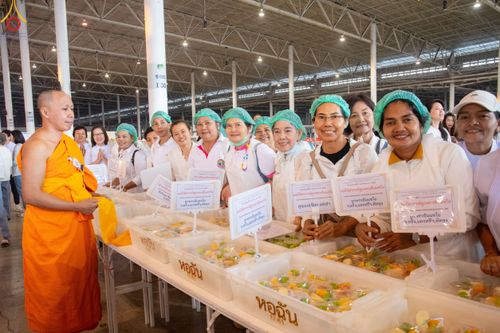 ภาพ No.188241:พิธีถวายภัตตาหารเป็นสังฆทาน แด่พระธรรมยาตรา ในโครงการธรรมยาตรา กตัญญูบูชา มหาปูชนียาจารย์ พระมงคลเทพมุนี(สด จนฺทสโร) พระผู้ปราบมาร อนุสรณ์สถาน 7 แห่ง ปีที่ 13 ณ สภาธรรมกายสากล วัดพระธรรมกาย วันที่ 2 มกราคม พ.ศ. 2568