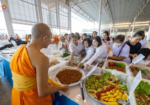 ภาพ No.188243:พิธีถวายภัตตาหารเป็นสังฆทาน แด่พระธรรมยาตรา ในโครงการธรรมยาตรา กตัญญูบูชา มหาปูชนียาจารย์ พระมงคลเทพมุนี(สด จนฺทสโร) พระผู้ปราบมาร อนุสรณ์สถาน 7 แห่ง ปีที่ 13 ณ สภาธรรมกายสากล วัดพระธรรมกาย วันที่ 2 มกราคม พ.ศ. 2568