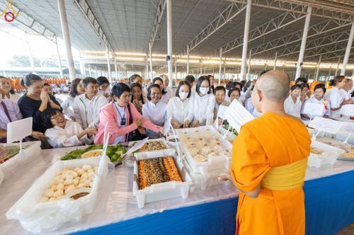 ภาพ No.188244:พิธีถวายภัตตาหารเป็นสังฆทาน แด่พระธรรมยาตรา ในโครงการธรรมยาตรา กตัญญูบูชา มหาปูชนียาจารย์ พระมงคลเทพมุนี(สด จนฺทสโร) พระผู้ปราบมาร อนุสรณ์สถาน 7 แห่ง ปีที่ 13 ณ สภาธรรมกายสากล วัดพระธรรมกาย วันที่ 2 มกราคม พ.ศ. 2568
