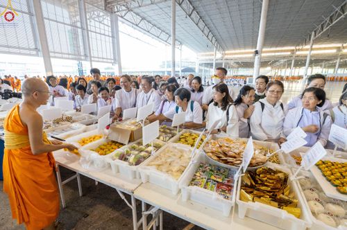 ภาพ No.188245:พิธีถวายภัตตาหารเป็นสังฆทาน แด่พระธรรมยาตรา ในโครงการธรรมยาตรา กตัญญูบูชา มหาปูชนียาจารย์ พระมงคลเทพมุนี(สด จนฺทสโร) พระผู้ปราบมาร อนุสรณ์สถาน 7 แห่ง ปีที่ 13 ณ สภาธรรมกายสากล วัดพระธรรมกาย วันที่ 2 มกราคม พ.ศ. 2568