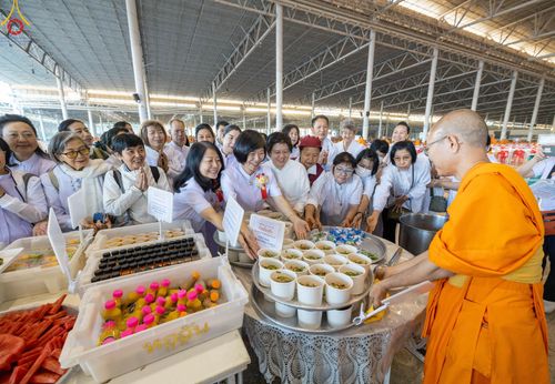 ภาพ No.188246:พิธีถวายภัตตาหารเป็นสังฆทาน แด่พระธรรมยาตรา ในโครงการธรรมยาตรา กตัญญูบูชา มหาปูชนียาจารย์ พระมงคลเทพมุนี(สด จนฺทสโร) พระผู้ปราบมาร อนุสรณ์สถาน 7 แห่ง ปีที่ 13 ณ สภาธรรมกายสากล วัดพระธรรมกาย วันที่ 2 มกราคม พ.ศ. 2568