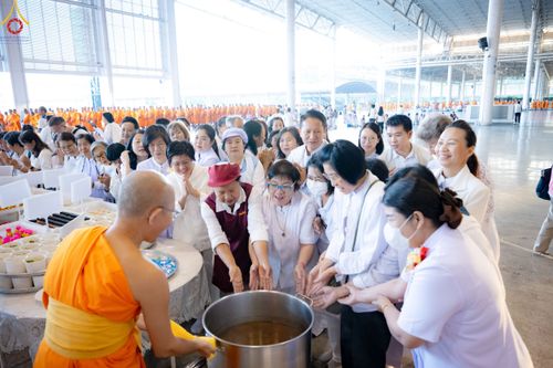 ภาพ No.188247:พิธีถวายภัตตาหารเป็นสังฆทาน แด่พระธรรมยาตรา ในโครงการธรรมยาตรา กตัญญูบูชา มหาปูชนียาจารย์ พระมงคลเทพมุนี(สด จนฺทสโร) พระผู้ปราบมาร อนุสรณ์สถาน 7 แห่ง ปีที่ 13 ณ สภาธรรมกายสากล วัดพระธรรมกาย วันที่ 2 มกราคม พ.ศ. 2568