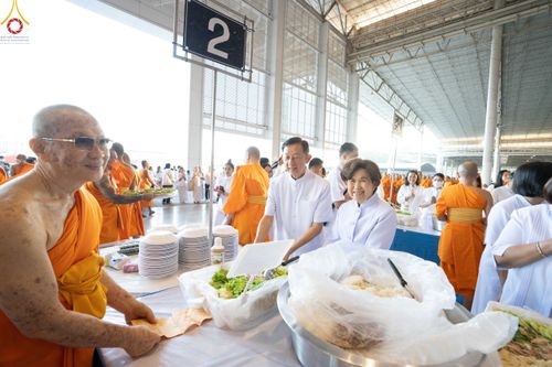 ภาพ No.188248:พิธีถวายภัตตาหารเป็นสังฆทาน แด่พระธรรมยาตรา ในโครงการธรรมยาตรา กตัญญูบูชา มหาปูชนียาจารย์ พระมงคลเทพมุนี(สด จนฺทสโร) พระผู้ปราบมาร อนุสรณ์สถาน 7 แห่ง ปีที่ 13 ณ สภาธรรมกายสากล วัดพระธรรมกาย วันที่ 2 มกราคม พ.ศ. 2568