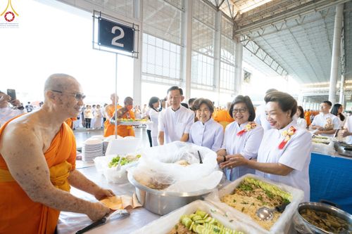 ภาพ No.188249:พิธีถวายภัตตาหารเป็นสังฆทาน แด่พระธรรมยาตรา ในโครงการธรรมยาตรา กตัญญูบูชา มหาปูชนียาจารย์ พระมงคลเทพมุนี(สด จนฺทสโร) พระผู้ปราบมาร อนุสรณ์สถาน 7 แห่ง ปีที่ 13 ณ สภาธรรมกายสากล วัดพระธรรมกาย วันที่ 2 มกราคม พ.ศ. 2568