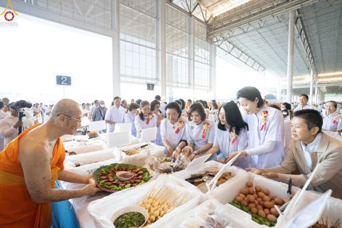 ภาพ No.188251:พิธีถวายภัตตาหารเป็นสังฆทาน แด่พระธรรมยาตรา ในโครงการธรรมยาตรา กตัญญูบูชา มหาปูชนียาจารย์ พระมงคลเทพมุนี(สด จนฺทสโร) พระผู้ปราบมาร อนุสรณ์สถาน 7 แห่ง ปีที่ 13 ณ สภาธรรมกายสากล วัดพระธรรมกาย วันที่ 2 มกราคม พ.ศ. 2568