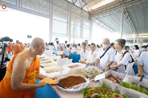 ภาพ No.188250:พิธีถวายภัตตาหารเป็นสังฆทาน แด่พระธรรมยาตรา ในโครงการธรรมยาตรา กตัญญูบูชา มหาปูชนียาจารย์ พระมงคลเทพมุนี(สด จนฺทสโร) พระผู้ปราบมาร อนุสรณ์สถาน 7 แห่ง ปีที่ 13 ณ สภาธรรมกายสากล วัดพระธรรมกาย วันที่ 2 มกราคม พ.ศ. 2568