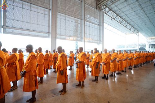ภาพ No.188254:พิธีถวายภัตตาหารเป็นสังฆทาน แด่พระธรรมยาตรา ในโครงการธรรมยาตรา กตัญญูบูชา มหาปูชนียาจารย์ พระมงคลเทพมุนี(สด จนฺทสโร) พระผู้ปราบมาร อนุสรณ์สถาน 7 แห่ง ปีที่ 13 ณ สภาธรรมกายสากล วัดพระธรรมกาย วันที่ 2 มกราคม พ.ศ. 2568
