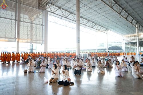 ภาพ No.188253:พิธีถวายภัตตาหารเป็นสังฆทาน แด่พระธรรมยาตรา ในโครงการธรรมยาตรา กตัญญูบูชา มหาปูชนียาจารย์ พระมงคลเทพมุนี(สด จนฺทสโร) พระผู้ปราบมาร อนุสรณ์สถาน 7 แห่ง ปีที่ 13 ณ สภาธรรมกายสากล วัดพระธรรมกาย วันที่ 2 มกราคม พ.ศ. 2568