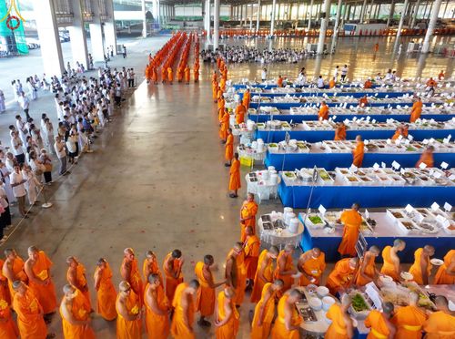 ภาพ No.188255:พิธีถวายภัตตาหารเป็นสังฆทาน แด่พระธรรมยาตรา ในโครงการธรรมยาตรา กตัญญูบูชา มหาปูชนียาจารย์ พระมงคลเทพมุนี(สด จนฺทสโร) พระผู้ปราบมาร อนุสรณ์สถาน 7 แห่ง ปีที่ 13 ณ สภาธรรมกายสากล วัดพระธรรมกาย วันที่ 2 มกราคม พ.ศ. 2568