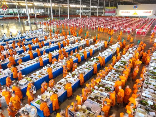 ภาพ No.188257:พิธีถวายภัตตาหารเป็นสังฆทาน แด่พระธรรมยาตรา ในโครงการธรรมยาตรา กตัญญูบูชา มหาปูชนียาจารย์ พระมงคลเทพมุนี(สด จนฺทสโร) พระผู้ปราบมาร อนุสรณ์สถาน 7 แห่ง ปีที่ 13 ณ สภาธรรมกายสากล วัดพระธรรมกาย วันที่ 2 มกราคม พ.ศ. 2568