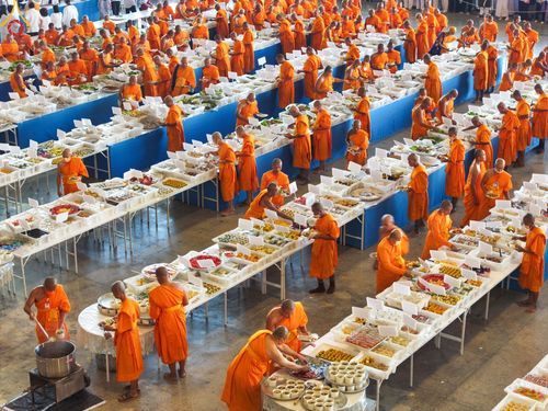 ภาพ No.188258:พิธีถวายภัตตาหารเป็นสังฆทาน แด่พระธรรมยาตรา ในโครงการธรรมยาตรา กตัญญูบูชา มหาปูชนียาจารย์ พระมงคลเทพมุนี(สด จนฺทสโร) พระผู้ปราบมาร อนุสรณ์สถาน 7 แห่ง ปีที่ 13 ณ สภาธรรมกายสากล วัดพระธรรมกาย วันที่ 2 มกราคม พ.ศ. 2568