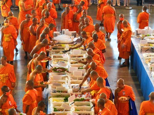 ภาพ No.188260:พิธีถวายภัตตาหารเป็นสังฆทาน แด่พระธรรมยาตรา ในโครงการธรรมยาตรา กตัญญูบูชา มหาปูชนียาจารย์ พระมงคลเทพมุนี(สด จนฺทสโร) พระผู้ปราบมาร อนุสรณ์สถาน 7 แห่ง ปีที่ 13 ณ สภาธรรมกายสากล วัดพระธรรมกาย วันที่ 2 มกราคม พ.ศ. 2568