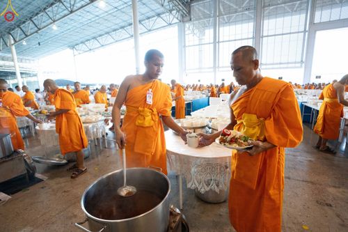 ภาพ No.188262:พิธีถวายภัตตาหารเป็นสังฆทาน แด่พระธรรมยาตรา ในโครงการธรรมยาตรา กตัญญูบูชา มหาปูชนียาจารย์ พระมงคลเทพมุนี(สด จนฺทสโร) พระผู้ปราบมาร อนุสรณ์สถาน 7 แห่ง ปีที่ 13 ณ สภาธรรมกายสากล วัดพระธรรมกาย วันที่ 2 มกราคม พ.ศ. 2568