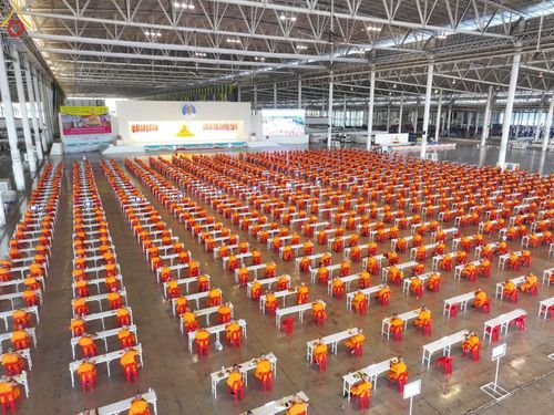 ภาพ No.188266:พิธีถวายภัตตาหารเป็นสังฆทาน แด่พระธรรมยาตรา ในโครงการธรรมยาตรา กตัญญูบูชา มหาปูชนียาจารย์ พระมงคลเทพมุนี(สด จนฺทสโร) พระผู้ปราบมาร อนุสรณ์สถาน 7 แห่ง ปีที่ 13 ณ สภาธรรมกายสากล วัดพระธรรมกาย วันที่ 2 มกราคม พ.ศ. 2568