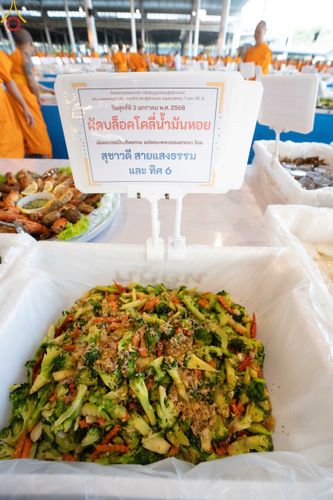 ภาพ No.188561:พิธีถวายภัตตาหารเป็นสังฆทาน แด่พระธรรมยาตรา ในโครงการธรรมยาตรา กตัญญูบูชา มหาปูชนียาจารย์ พระมงคลเทพมุนี(สด จนฺทสโร) พระผู้ปราบมาร อนุสรณ์สถาน 7 แห่ง ปีที่ 13 ณ สภาธรรมกายสากล วัดพระธรรมกาย วันที่ 3 มกราคม พ.ศ. 2568