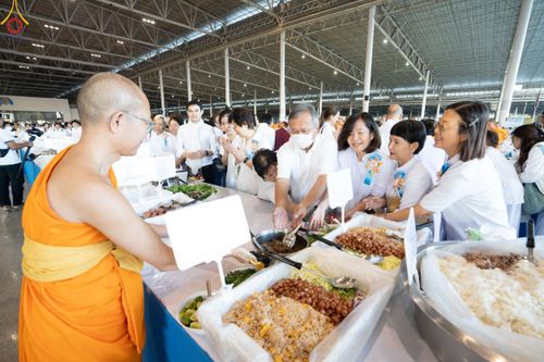 ภาพ No.188567:พิธีถวายภัตตาหารเป็นสังฆทาน แด่พระธรรมยาตรา ในโครงการธรรมยาตรา กตัญญูบูชา มหาปูชนียาจารย์ พระมงคลเทพมุนี(สด จนฺทสโร) พระผู้ปราบมาร อนุสรณ์สถาน 7 แห่ง ปีที่ 13 ณ สภาธรรมกายสากล วัดพระธรรมกาย วันที่ 3 มกราคม พ.ศ. 2568