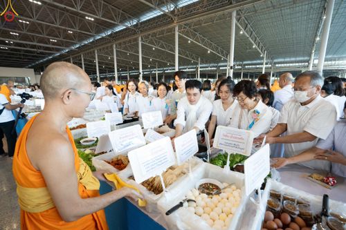 ภาพ No.188568:พิธีถวายภัตตาหารเป็นสังฆทาน แด่พระธรรมยาตรา ในโครงการธรรมยาตรา กตัญญูบูชา มหาปูชนียาจารย์ พระมงคลเทพมุนี(สด จนฺทสโร) พระผู้ปราบมาร อนุสรณ์สถาน 7 แห่ง ปีที่ 13 ณ สภาธรรมกายสากล วัดพระธรรมกาย วันที่ 3 มกราคม พ.ศ. 2568