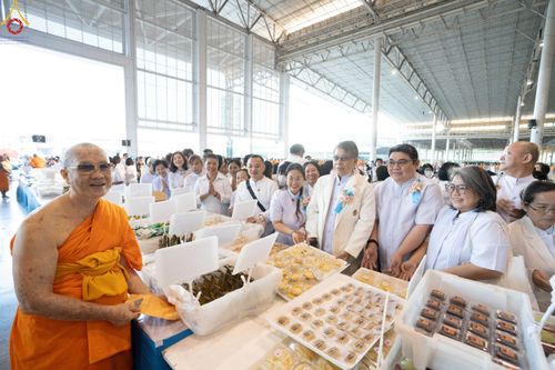 ภาพ No.188570:พิธีถวายภัตตาหารเป็นสังฆทาน แด่พระธรรมยาตรา ในโครงการธรรมยาตรา กตัญญูบูชา มหาปูชนียาจารย์ พระมงคลเทพมุนี(สด จนฺทสโร) พระผู้ปราบมาร อนุสรณ์สถาน 7 แห่ง ปีที่ 13 ณ สภาธรรมกายสากล วัดพระธรรมกาย วันที่ 3 มกราคม พ.ศ. 2568