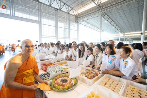 ภาพ No.188571:พิธีถวายภัตตาหารเป็นสังฆทาน แด่พระธรรมยาตรา ในโครงการธรรมยาตรา กตัญญูบูชา มหาปูชนียาจารย์ พระมงคลเทพมุนี(สด จนฺทสโร) พระผู้ปราบมาร อนุสรณ์สถาน 7 แห่ง ปีที่ 13 ณ สภาธรรมกายสากล วัดพระธรรมกาย วันที่ 3 มกราคม พ.ศ. 2568
