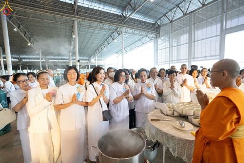 ภาพ No.188573:พิธีถวายภัตตาหารเป็นสังฆทาน แด่พระธรรมยาตรา ในโครงการธรรมยาตรา กตัญญูบูชา มหาปูชนียาจารย์ พระมงคลเทพมุนี(สด จนฺทสโร) พระผู้ปราบมาร อนุสรณ์สถาน 7 แห่ง ปีที่ 13 ณ สภาธรรมกายสากล วัดพระธรรมกาย วันที่ 3 มกราคม พ.ศ. 2568